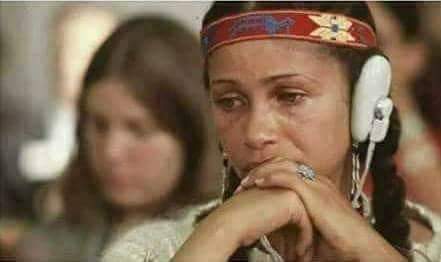 صورة فتاة من الهنود الحمر تبكي بمؤتمر جنيف . قتلوا اجدادي Fb_img26