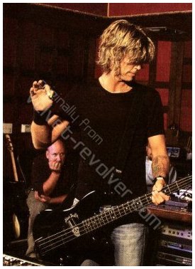 2004.03.DD - Bass Player Magazine - Welcome Back To The Jungle (Duff) 0403xx11