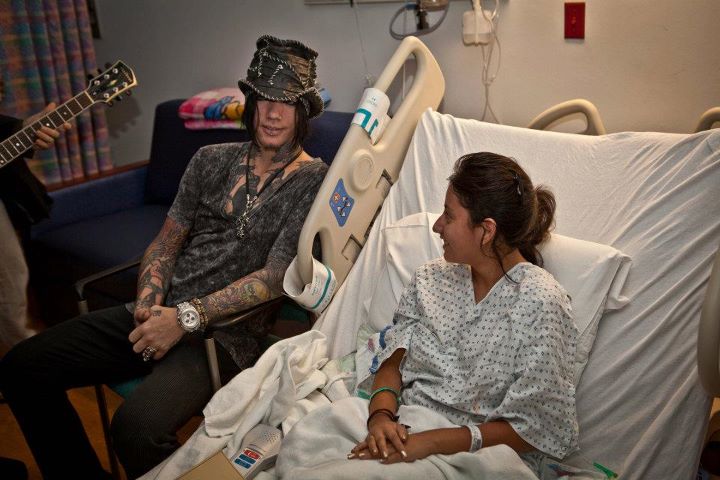 2011.11.08 - Hennemusic - Guns N' Roses Visits Children's Hospital In Dallas 29840610