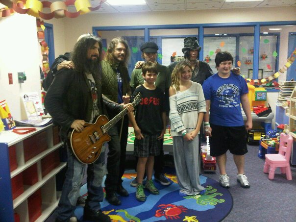 2011.11.08 - Hennemusic - Guns N' Roses Visits Children's Hospital In Dallas 30724010