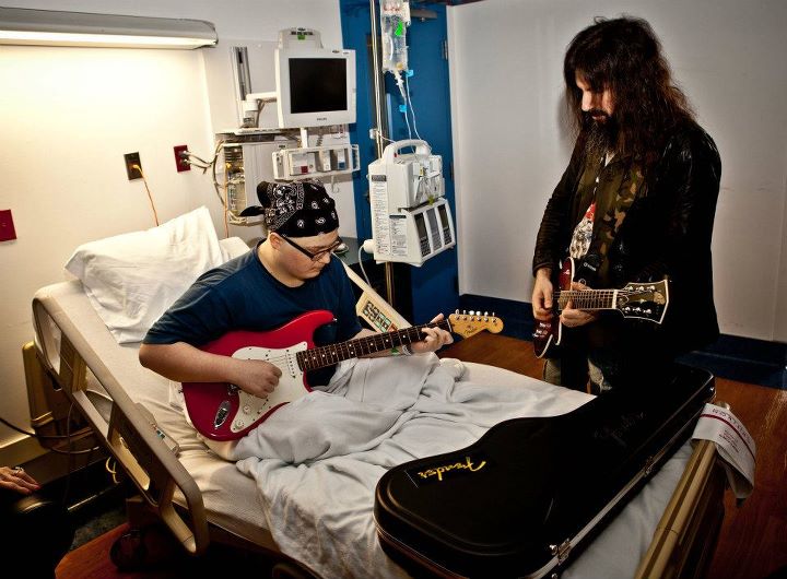 2011.11.08 - Hennemusic - Guns N' Roses Visits Children's Hospital In Dallas 31211010