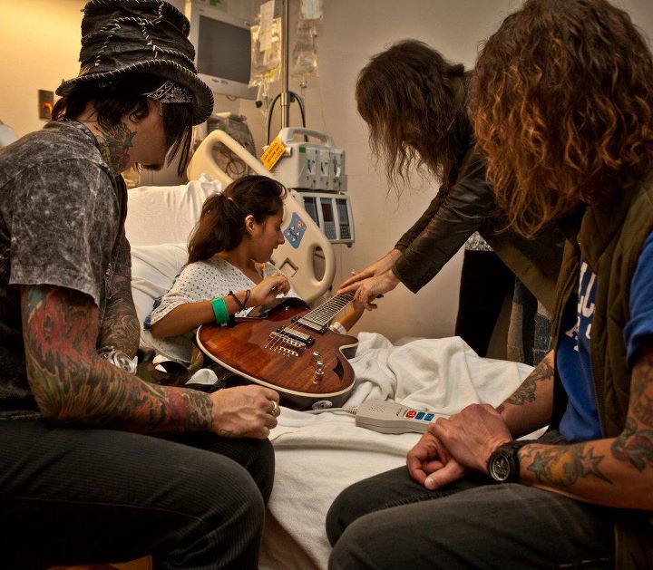 2011.11.08 - Hennemusic - Guns N' Roses Visits Children's Hospital In Dallas 31463510