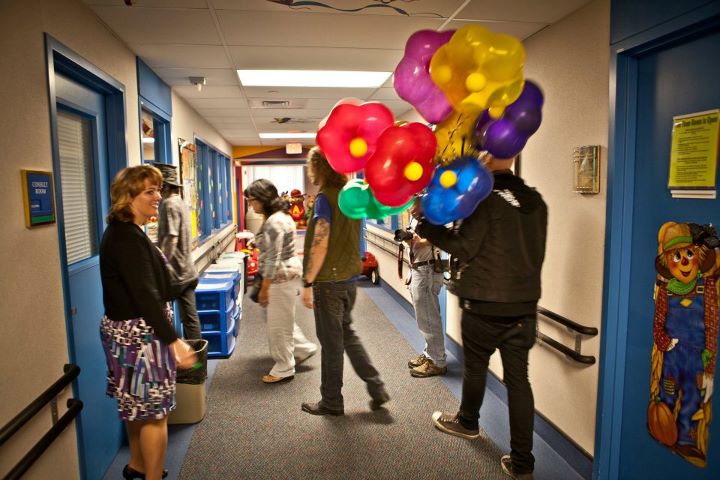 2011.11.08 - Hennemusic - Guns N' Roses Visits Children's Hospital In Dallas 38318010