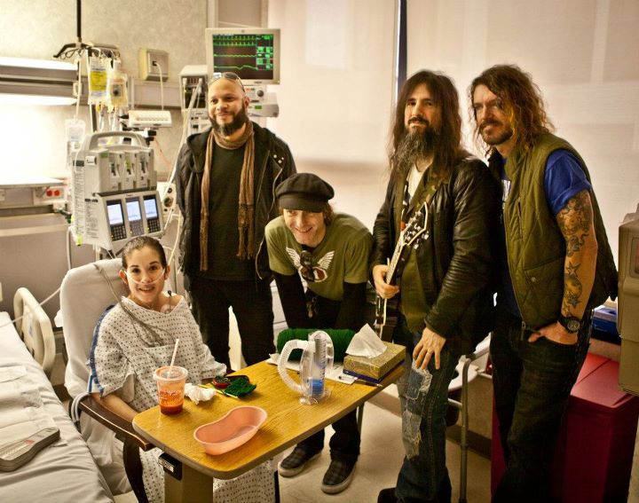 2011.11.08 - Hennemusic - Guns N' Roses Visits Children's Hospital In Dallas 38483110