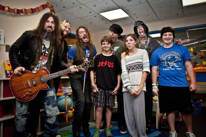 2011.11.08 - Hennemusic - Guns N' Roses Visits Children's Hospital In Dallas 38939210