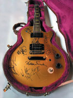 2007.06.20/07.14 - GunsNRoses.com - Exclusive GN'R Items Up For Bid On Ebay/Auction A Great Success (Tommy) Guitar18