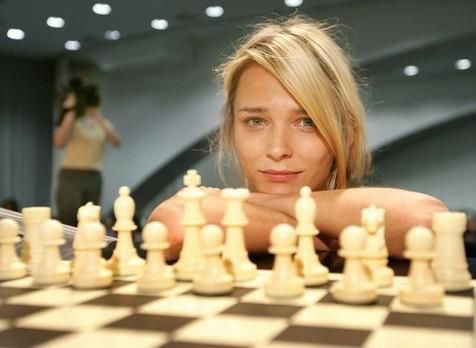 CARMEN KASS... la top-modèle qui joua aux échecs Carmen15