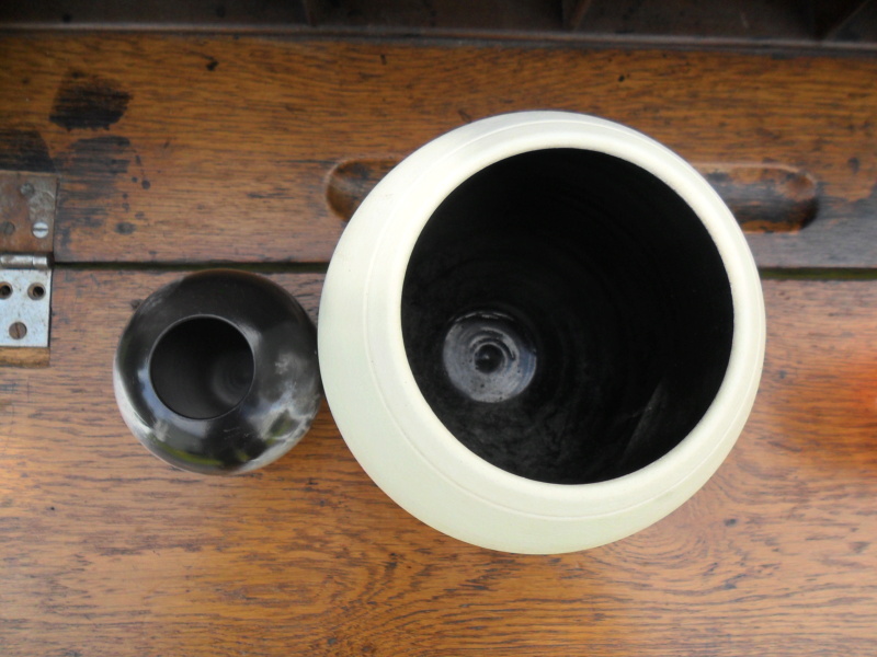 Two studio pots, same makers mark. Any ideas? Sam_5160
