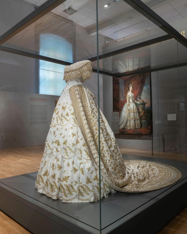 Обнаружено свадебное платье императрицы Елизаветы Австрийской Tumbl374