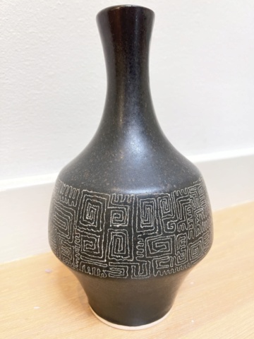 Black vase with sgraffito, base marked with an 82 within a symbol 2732c310