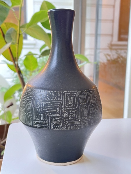 Black vase with sgraffito, base marked with an 82 within a symbol 7acd2410