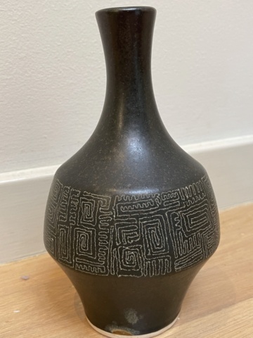 Black vase with sgraffito, base marked with an 82 within a symbol 9df1ae10