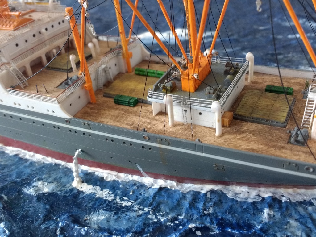 Dio paquebot mixte Hikawa Maru [Hasegawa + pont bois + PE 1/350°] de PLEF Img_2080