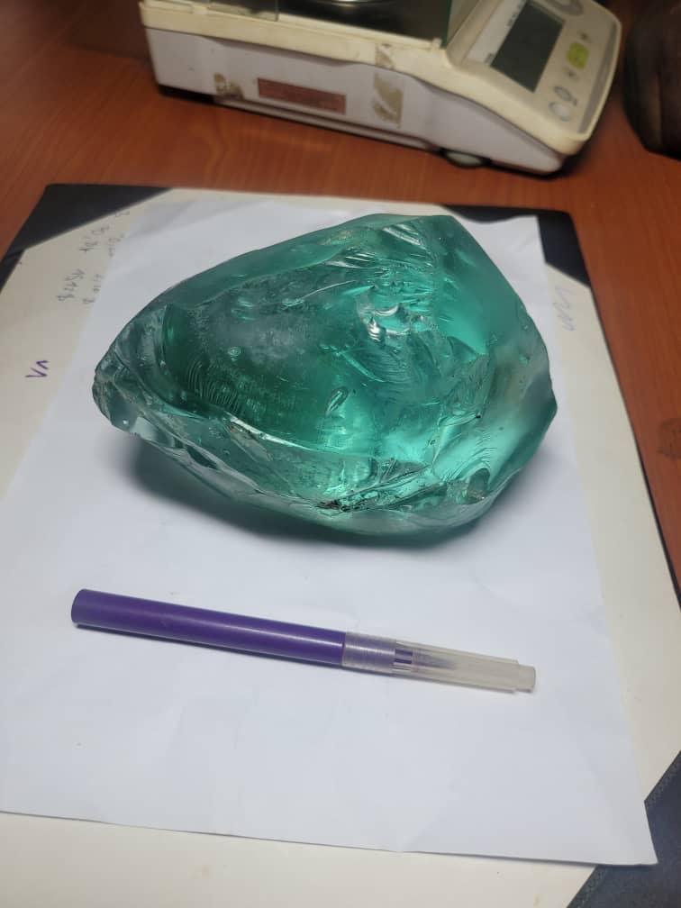 Une belle pierre bleuté trouvée dans l'eau M112