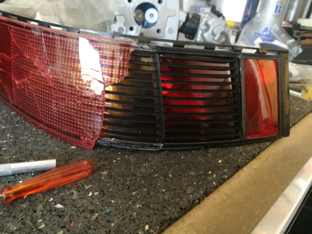 Remplacement vitres de feux AR 964. 424