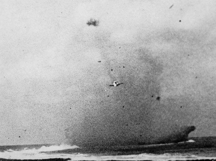 Attaques kamikazes sur les Porte-avions Britanniques  1945_010