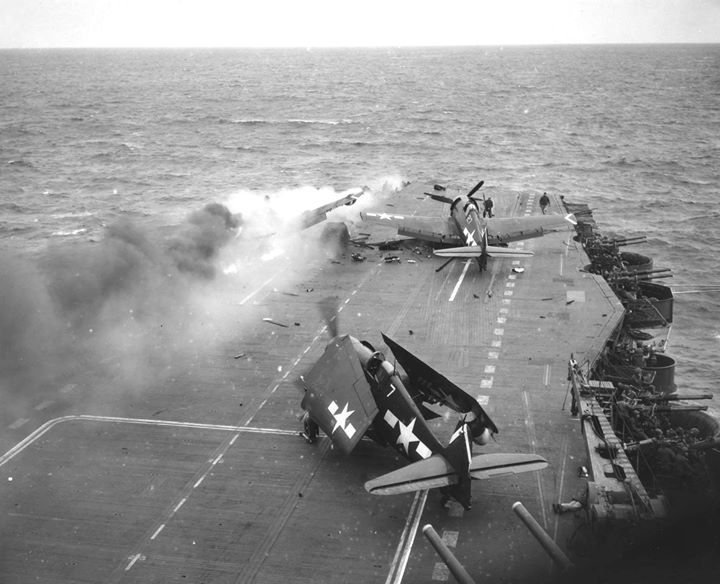 Porte-avions US et Kamikazes 21e34b10