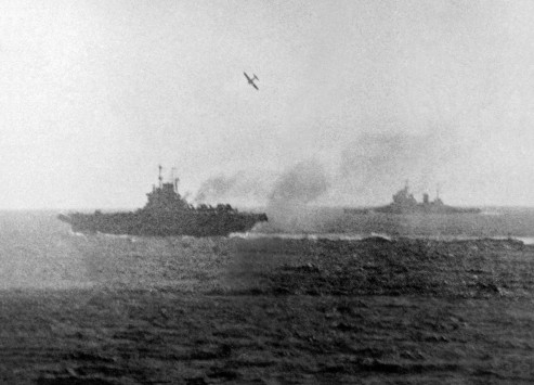 Attaques kamikazes sur les Porte-avions Britanniques  _formi10