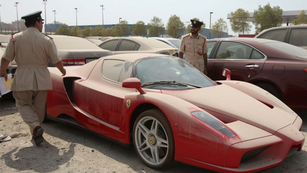 Incroyable! voitures de luxe abandonnées à Dubaï Abando12