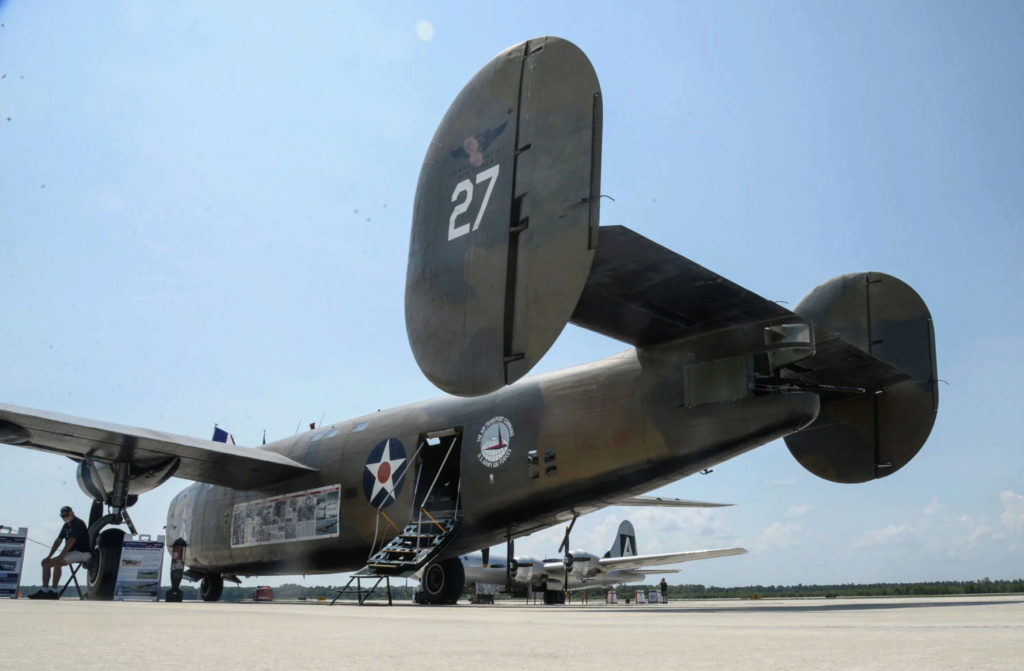 La Commemorative Air Force B-24_w10