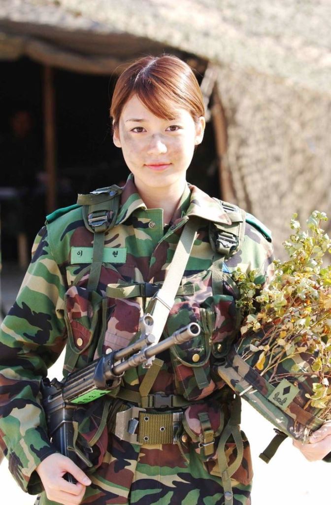 A l'armée, une femme est un homme comme les autres - Page 10 Coree_11