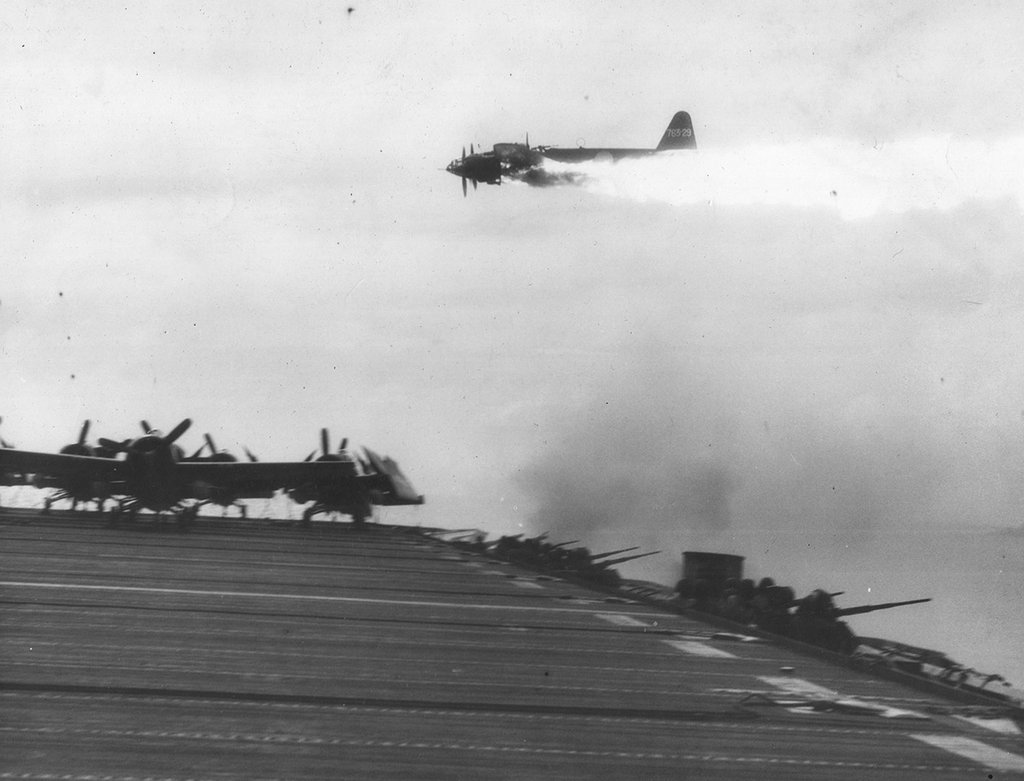 Porte-avions US et Kamikazes Cve_1510