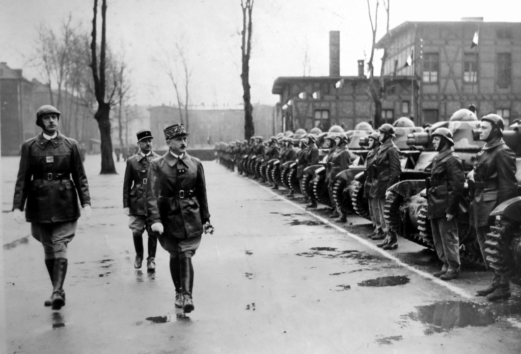 Le colonel De Gaulle et le 507e régiment de chars de combat De_gau10