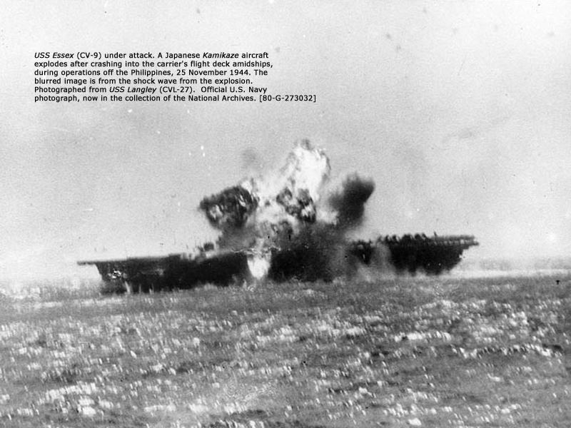 Porte-avions US et Kamikazes Essex110