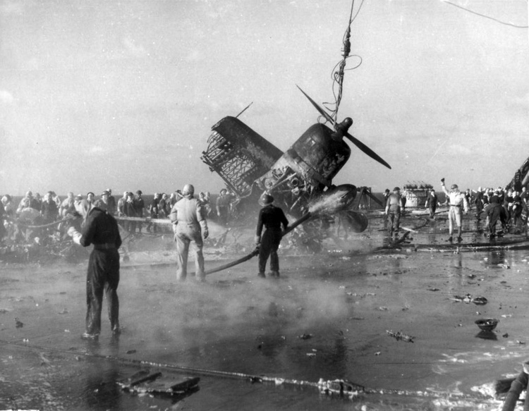 Attaques kamikazes sur les Porte-avions Britanniques  Formid13