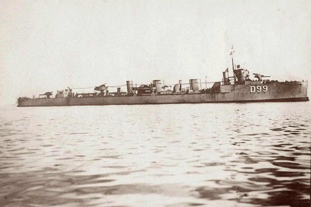 « Franken-Ship » à partir de deux destroyers Hms-zu11