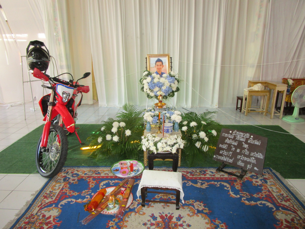 Cremation bouddhiste en Thailande Img_3024