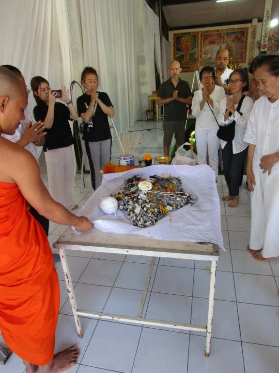 Cremation bouddhiste en Thailande Img_3025