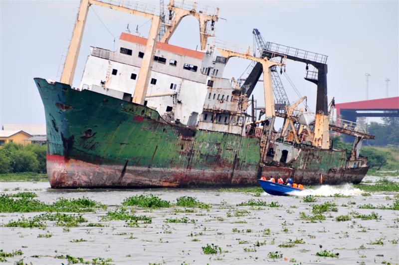 Les plus grands cimetieres de navires du monde Lagos510