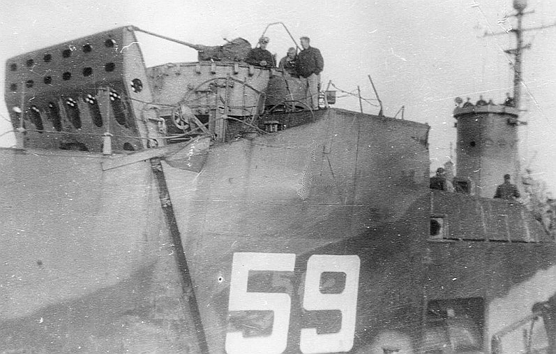 47 navires allies coules par des avions kamikazes - Page 2 Lsm_5911