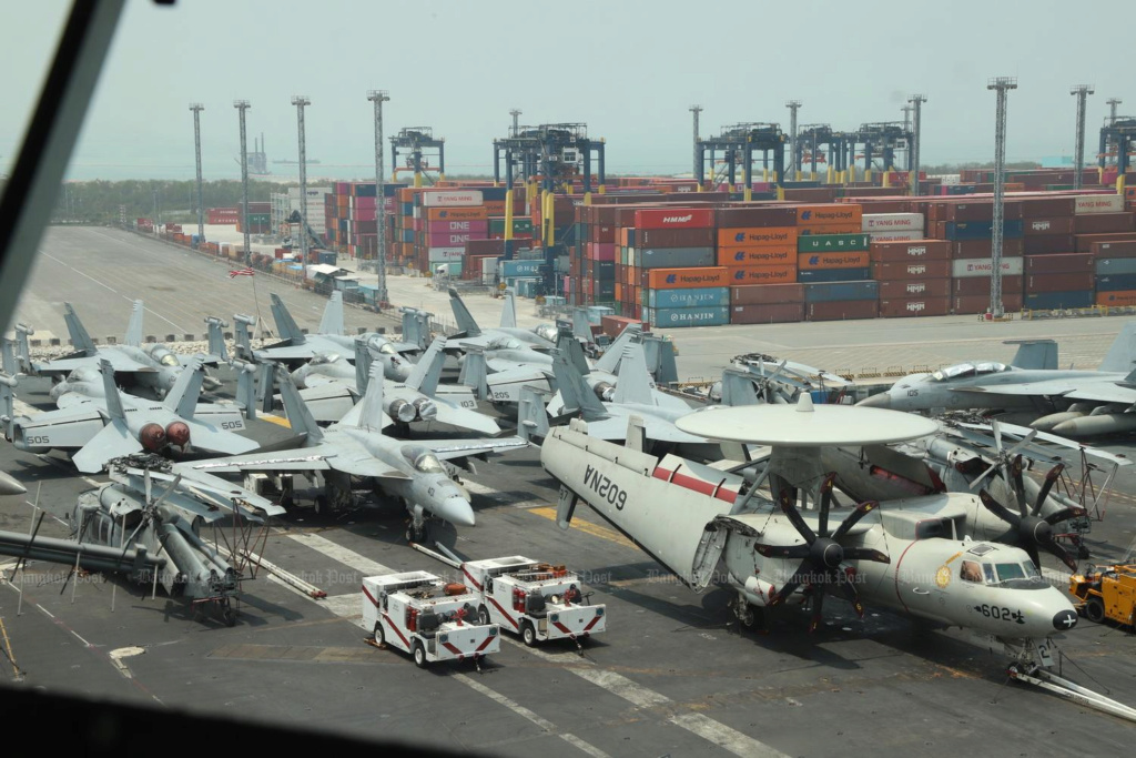 Le Porte-avions Nimitz en Thailande Nimitz14