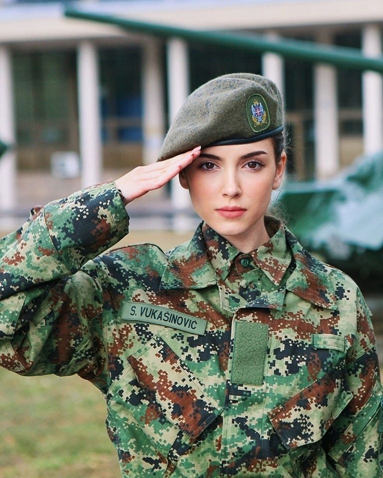 A l'armée, une femme est un homme comme les autres - Page 14 Serbe12