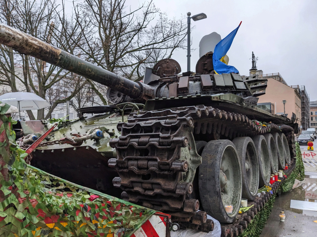 Expo blindes russes detruits a kiev T-72_r12