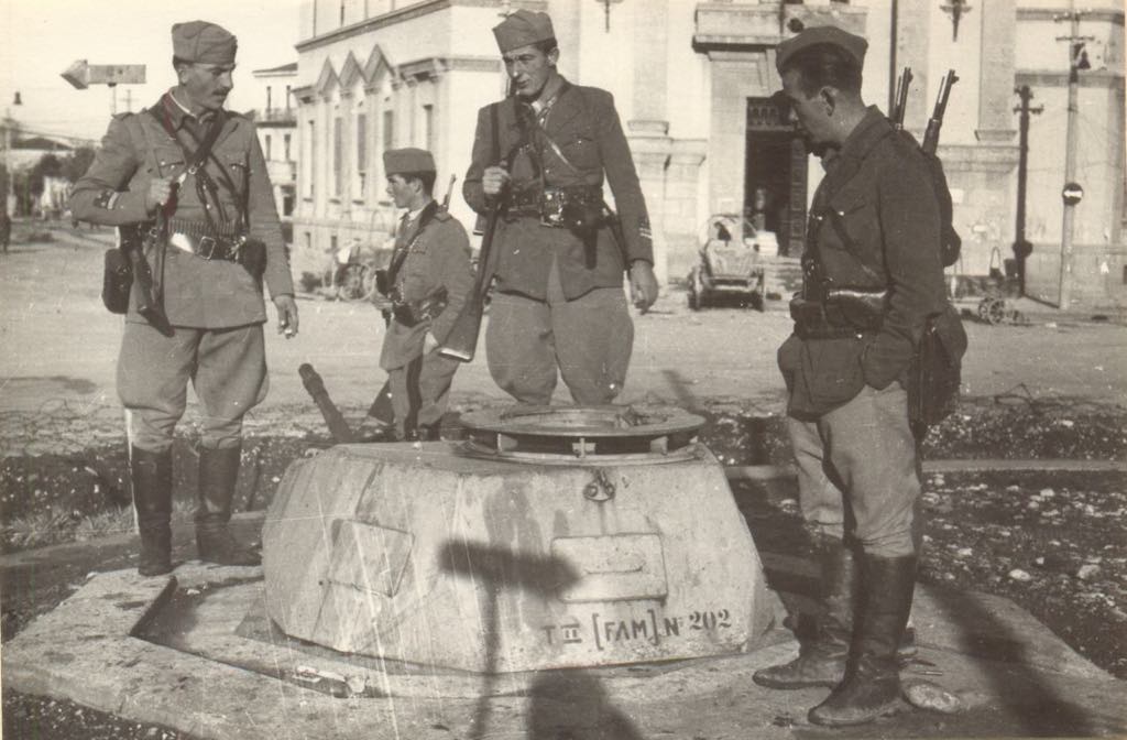 Tourelles sur Bunker WWII - Page 6 Tirana11