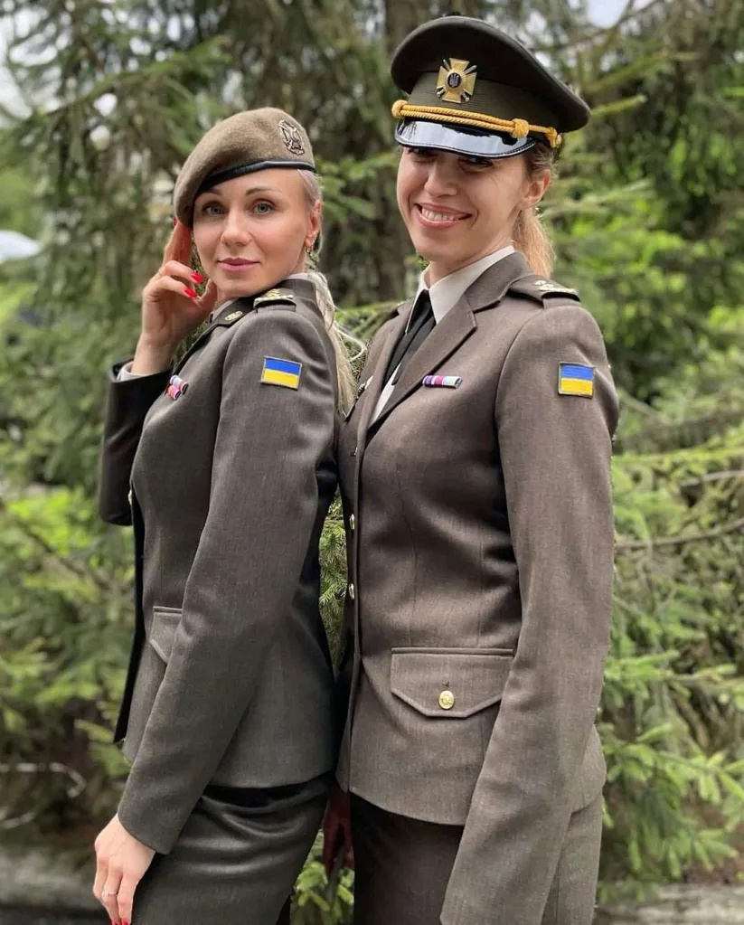 A l'armée, une femme est un homme comme les autres - Page 8 Ukrain35