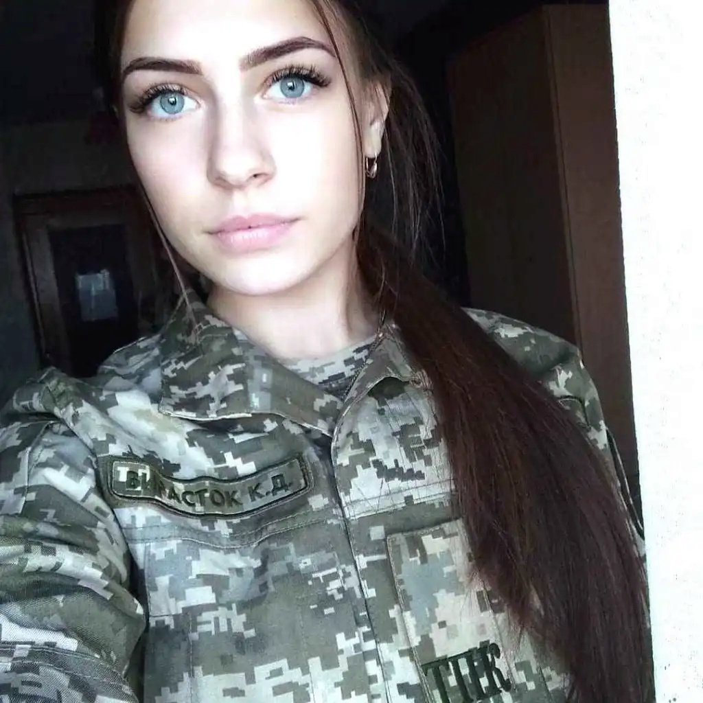 A l'armée, une femme est un homme comme les autres - Page 8 Ukrain36