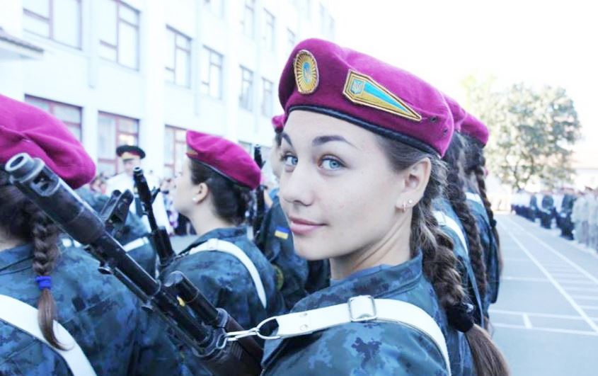 A l'armée, une femme est un homme comme les autres - Page 11 Ukrain46