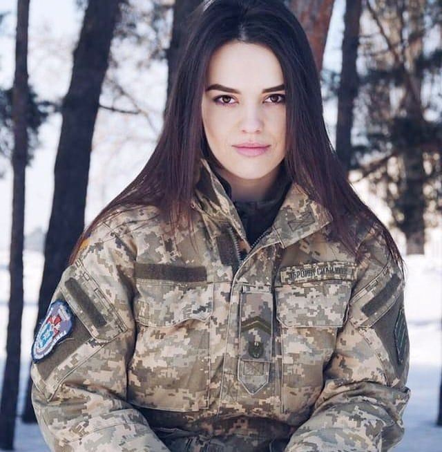 A l'armée, une femme est un homme comme les autres - Page 9 Ukrani11