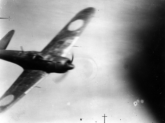 Attaques kamikazes sur les Porte-avions Britanniques  Victor12