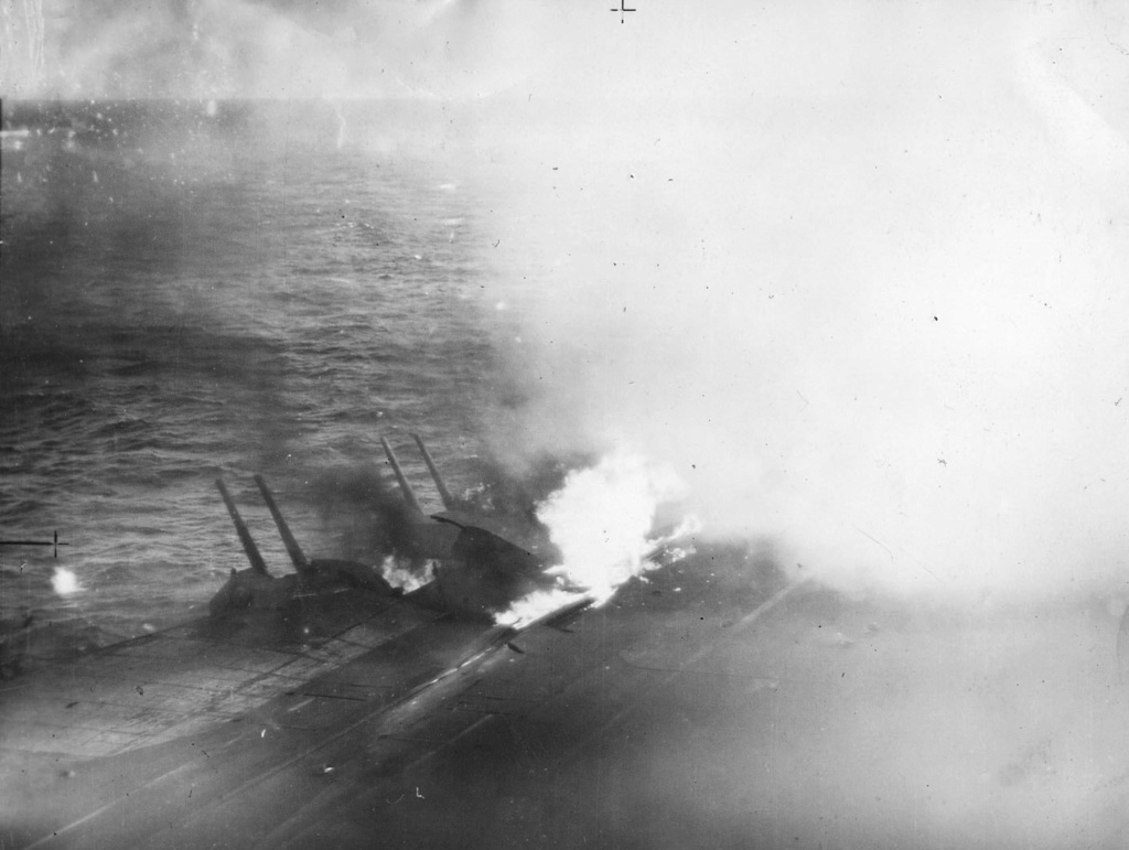 Attaques kamikazes sur les Porte-avions Britanniques  Victor14