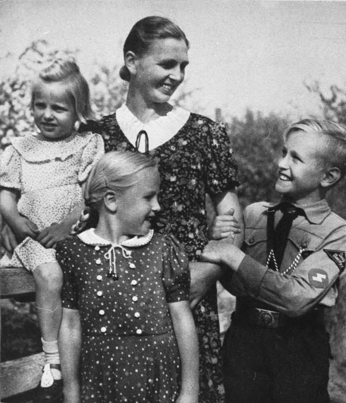 Epouse nazie pendant la Seconde Guerre mondiale What-i10