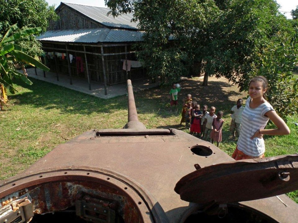 Recyclage des blindes et chars en parc a jeux d enfants Zplayg12