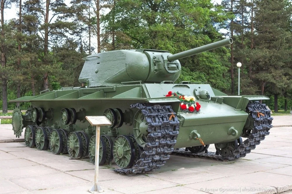 Char lourd soviétique KV-1S restauré Zzxl_w10