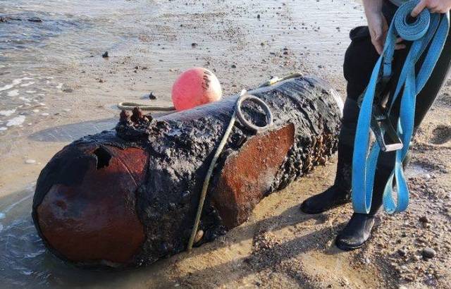 Une bombe de 400 kg s'échoue sur une plage Zzzz1804