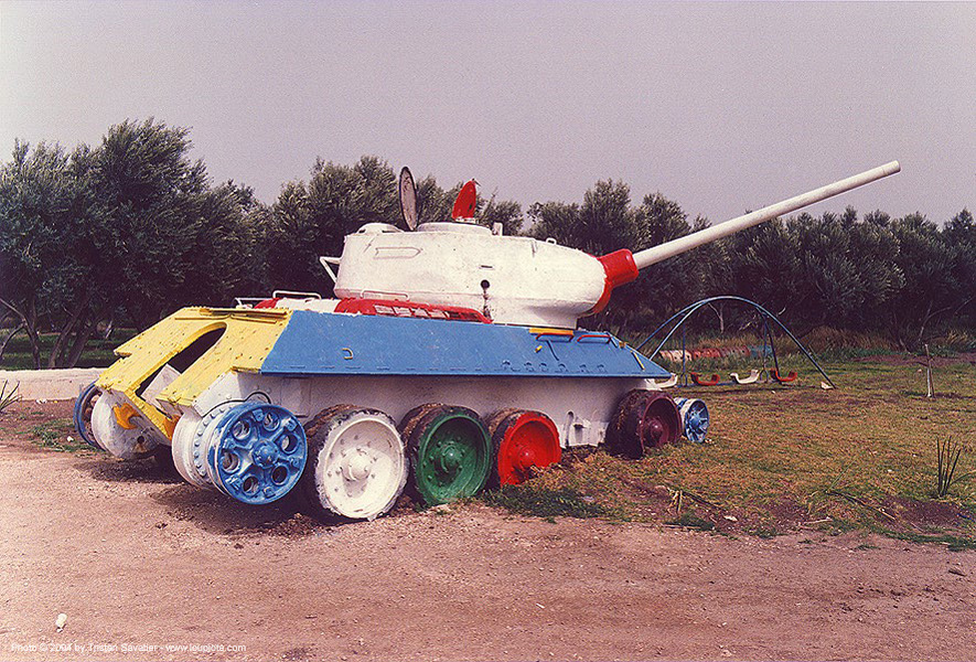 Recyclage des blindes et chars en parc a jeux d enfants Zzzz2193