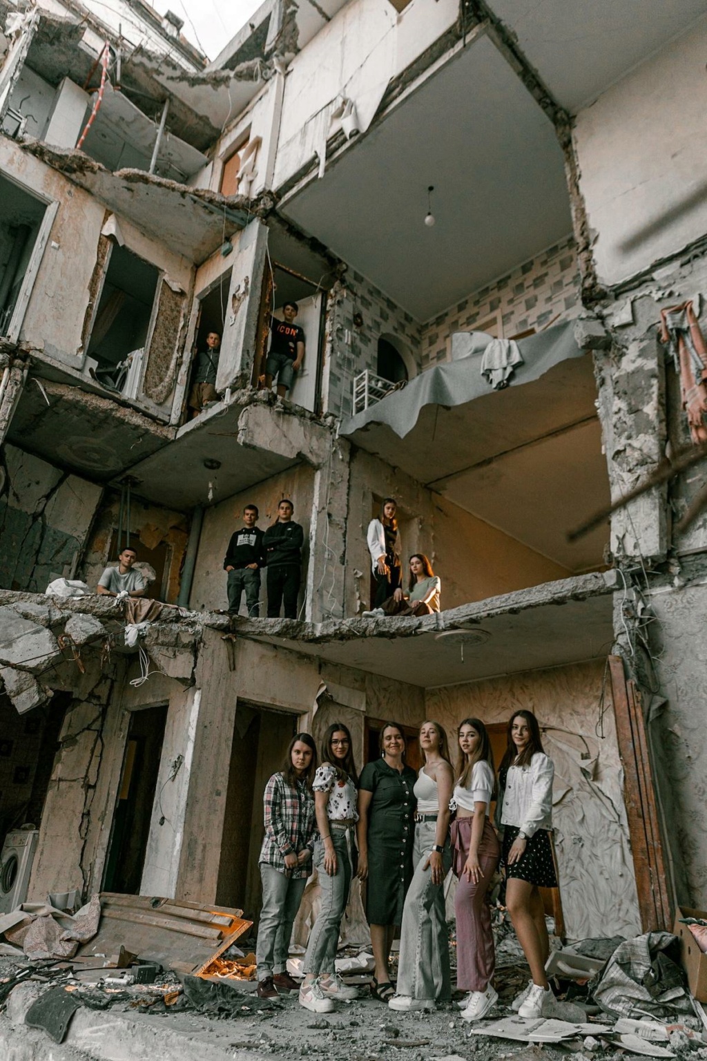 Ukraine:Etudiants dans les ruines Zzzz3940